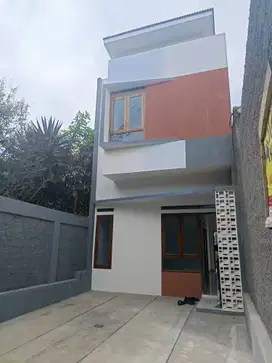 Rumah pinggir jalan 2 lantai murah