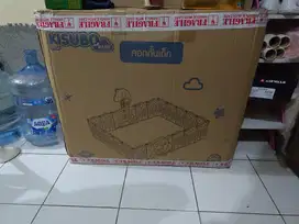 Pagar plastik dengan tiang basket besar