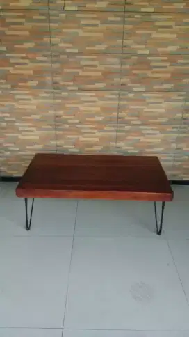 Meja lesehan resto