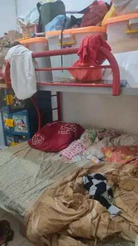 Ranjang susun besi