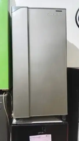 Kulkas 1 pintu Toshiba bekas bergaransi