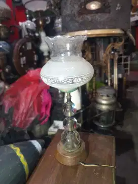 Lampu duduk kristal antik
