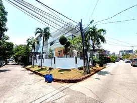 Unit Corner, Rumah Muara Karang American Classic Siap Huni