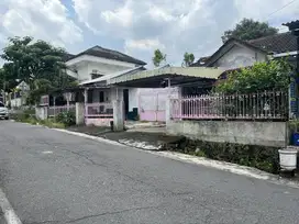 Rumah 586 m2 hitung tanah di tepi jalan mojosongo jebres solo