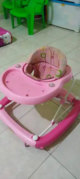 Baby walker, bantal menyusui dan sofa bayi