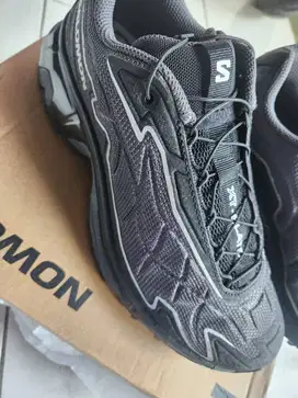 Sepatu solomon unisex size 40 like new