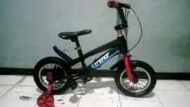 Dijual sepeda BMX TREMOR anak msih bagus ban masih tebal tinggal pakai