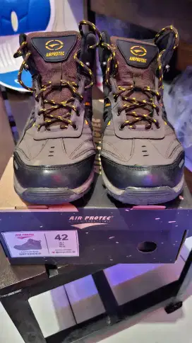 Dijual sepatu AIR PROTEC ukuran 42