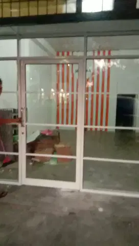 Pintu sekat kaca