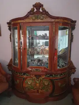 Dijual lemari pajangan kayu jati ukiran elegan