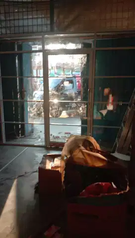 Pintu kaca sekat kaca