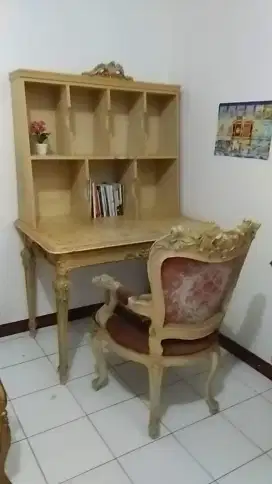 Meja belajar antik