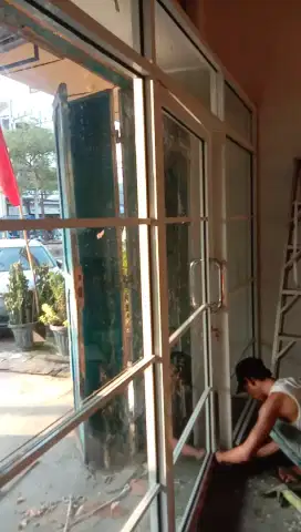 Pintu kaca sekat kaca