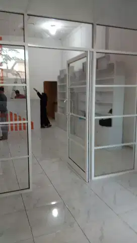 Pintu kaca sekat partisi kaca