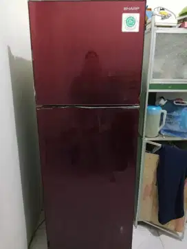 Kulkas sharp 2 pintu bagus mulus normal dingin beku siap pakai