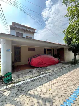 RUMAH HOOK DENGAN TANAH LUAS DALAM PERUMAHAN DI PURWOMARTANI