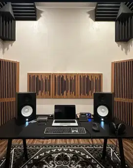 peredam suara studio ,meja kerja hitam
