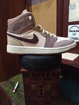 Jual sepatu nike air jordan mid 1 original .sne