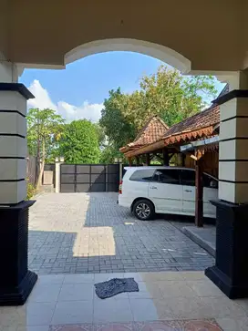 Rumah Yogyakarta Parkir Luas