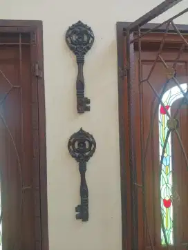 Pajangan Kunci Jati dan Cerutu Asbak