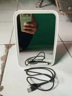 Cermin touch screen