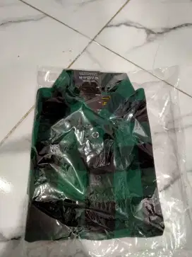 Kemeja kotak baru