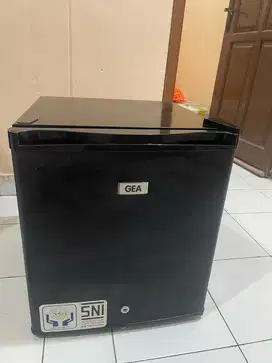 DIJUAL KULKAS MINI BEKAS HARGA BISA NEGO TIPIS
