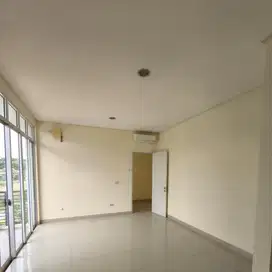 Disewakan Rumah Bagus Semi Furnished di Green Lake City Hoek
