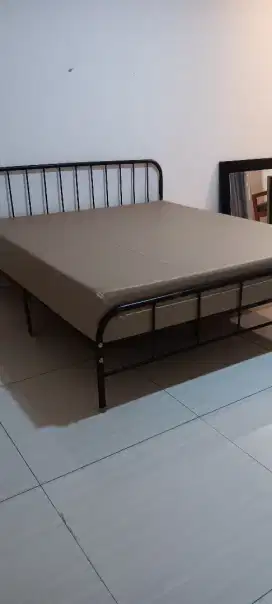 Ranjang besi dan kasur busa 180 x 200