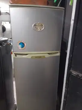 Kulkas dua pintu merek polytron atas panas bawah dingin bagus