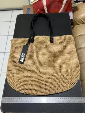 *LIKE NEW* DKNY Cali Tote TAN Original - Black Lined Weave Handbag