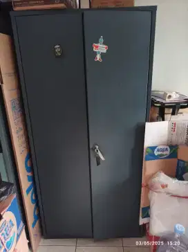 Lemari besi 2 pintu