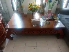 Meja jati besar