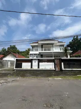 RUMAH MEWAH 2 LANTAI DENGAN TANAH LUAS STRATEGIS DI MAGUWOHARJO