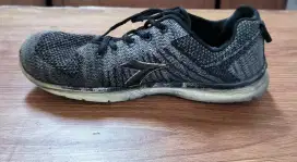 Sepatu pria merk larrie ukuran 39 jarang pakai