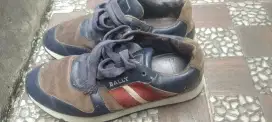 Di jual sepatu asli belle. Kondisi 80% minus pemakaian aja.