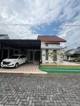 RUMAH MEWAH ASRI UNIT HOOK DI DALAM PERUMAHAN ELITE DI TLOGOADI MLATI