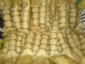 Jual aneka makanan, ketupat, lepet, donat ketan dll..