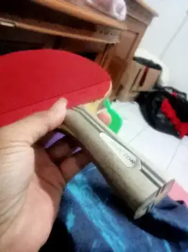 Kayu tenis meja dan karet tenis meja bintik