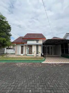 RUMAH MEWAH UNIT HOOK TANAH LUAS DI DALAM PERUMAHAN ELITE DI TLOGOADI