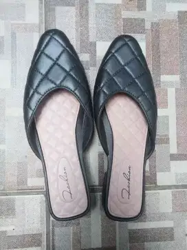 SEPASANG SANDAL BARU KULIT SINTETIS
TINGGI 3 cm