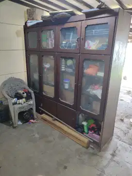 Lemari pajangan bekas