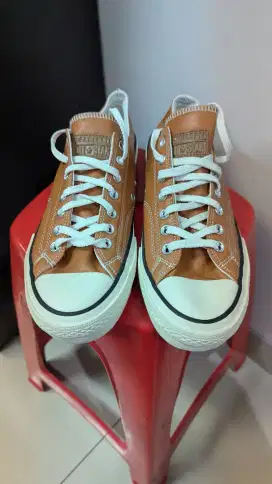 Sepatu Converse coklat size 43