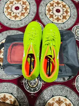 Di jual/Sepatu bola soccer ortuseight dan bola kulit soccer/masih baru