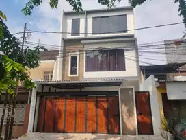 Rumah 3 Lantai di Tanjung Duren Selatan, Hanya 7 Menit Ke Tol Tomang