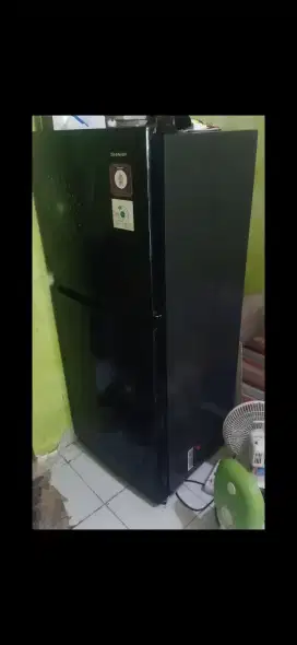 Jual kulkas baru 6 bulan pakai kulkas 2 pintu merek Sharp.