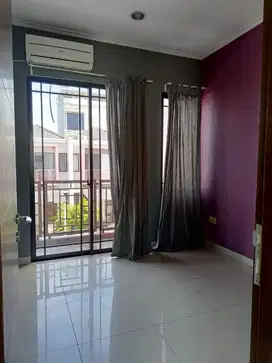 Dijual Cepat ! Rumah 2 lt di GLC East Asia