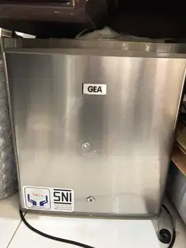 Kulkas minibar GEA