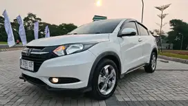 Honda HR-V E CVT at 2017 KM 37 rb putih