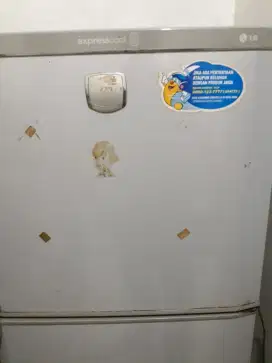 Dijual cepat kulkas 2 pintu